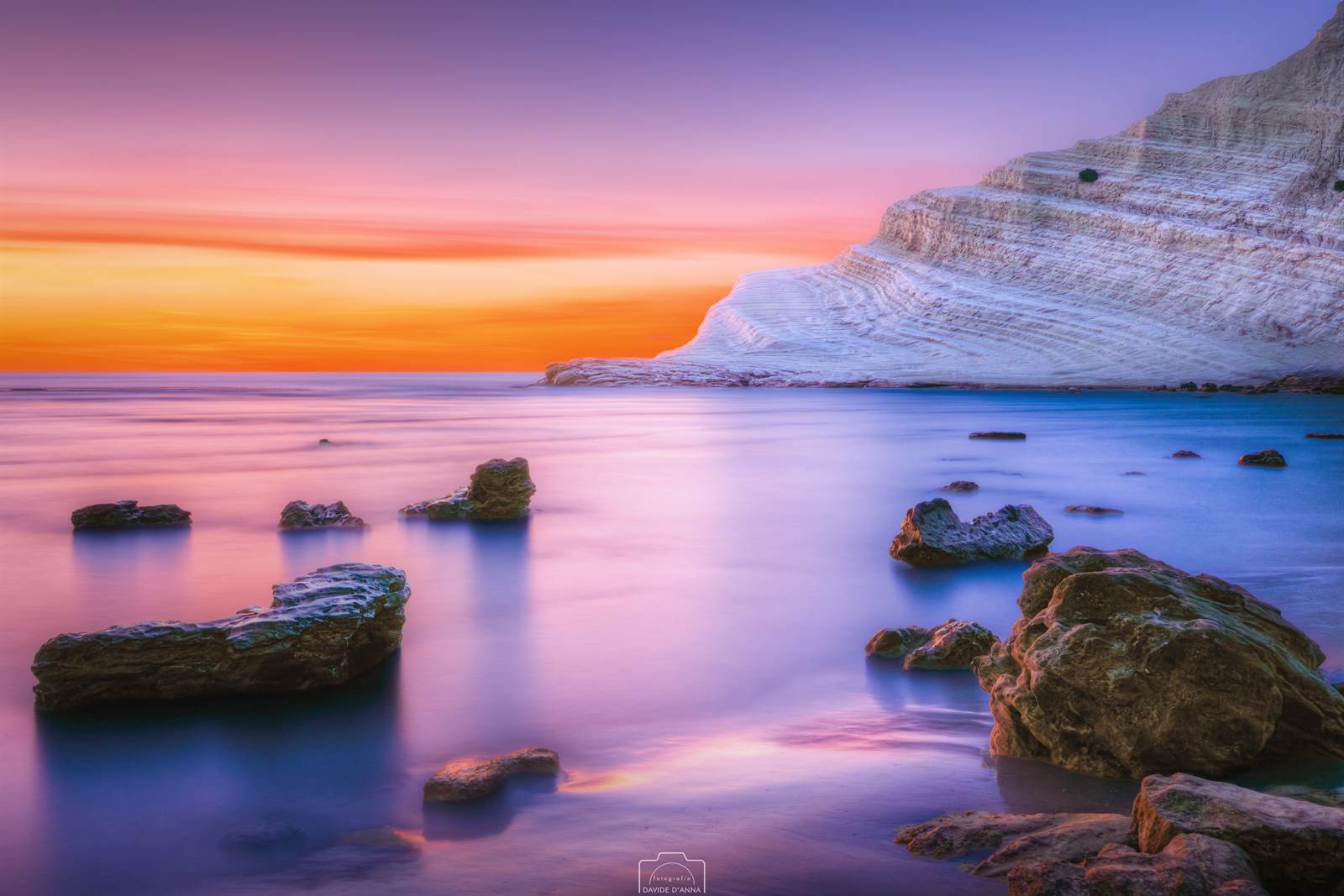 Tramonto infuocato sulla famosissima scogliera marnosa della Scala dei Turchi